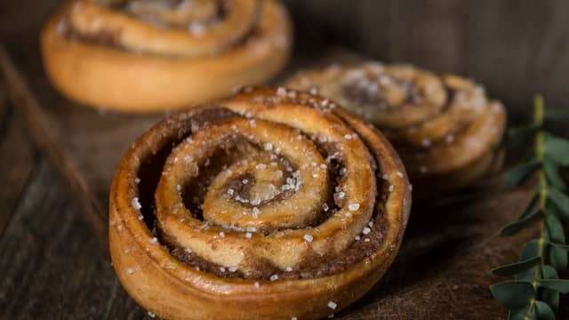 **Stek bollene på 225 grader, midt i ovnen, i ca 10-12 minutter til de er gylne.**  Følg med da steketiden kan variere noe fra ovn til ovn.