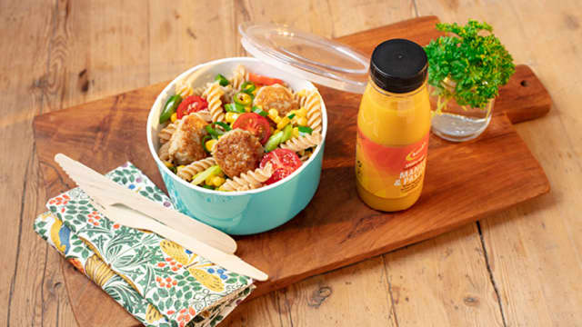 Kyllingkjøttboller med pasta og grønnsaker