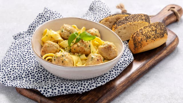 Hjemmelagde kyllingkjøttboller med kremet pasta