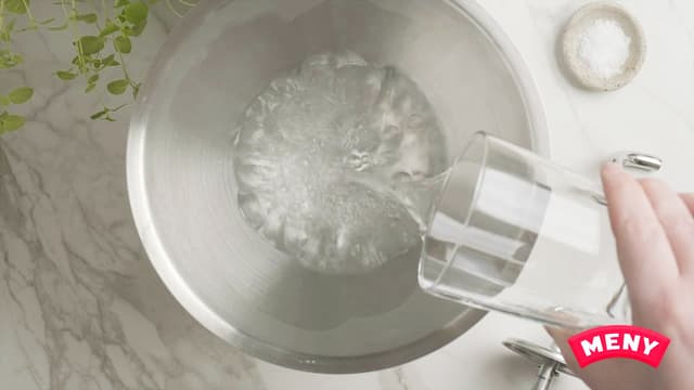 **Pizzadeig:** Hell vannet i bakebollen og tilsett saltet. Rør ut til saltet er helt løst opp.