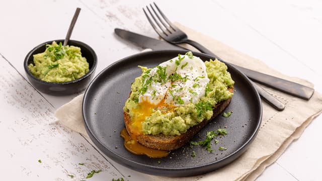 Toast med avokado og posjert egg