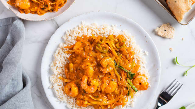 Anrett ris og red curry gryte på en tallerken.