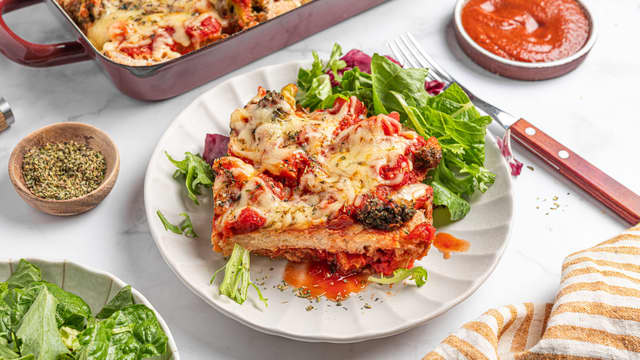 Server gjerne brødlasagnen med en frisk salat, ekstra tomatsaus og aioli.