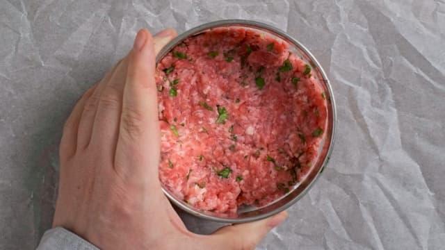 Form runde kuler, og trykk dem så ut med fingrene til en sirkel. Bruk gjerne en rund form for perfelt sirkel. Tykkelsen skal  være ca 1,5 cm.