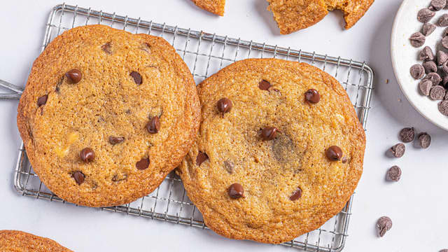 Avkjøl på bakebrettet i noen minutter før du flytter dem over på rist. Oppbevares i tett boks.