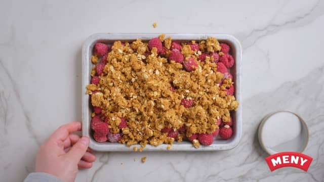 Fordel smuldredeigen over bærene.