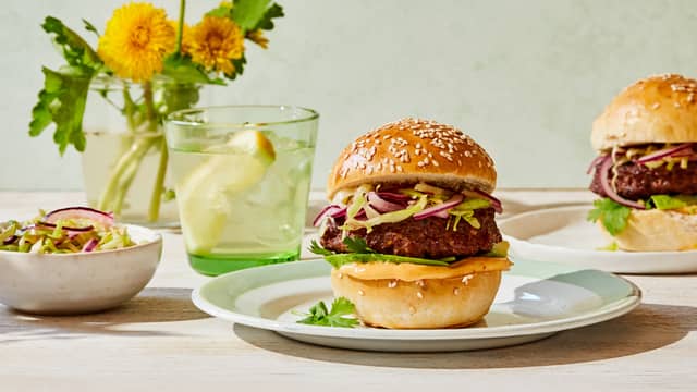 Burgere med hjemmelagde burgerbrød