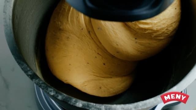 Tilsett så hvetemel, salt og kardemomme. Elt deigen i 10 minutter i kjøkkenmaskin.