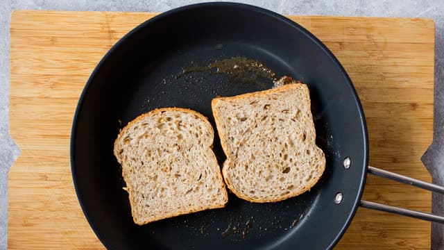 Stek brødskivene på én side, på middels varme med litt smør i pannen.