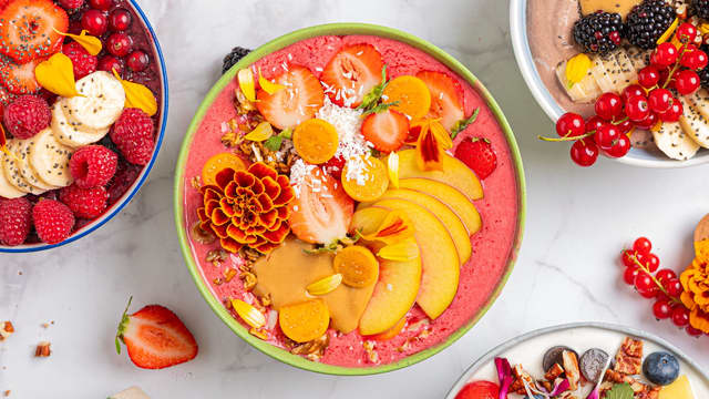 **Topping:** Kutt frukten i skiver. Fordel smoothien i to skåler og topp med frukt, bær, og gjerne nøttesmør og granola.