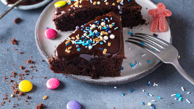 Bre glasuren over kaken og ha på ønsket pynt.