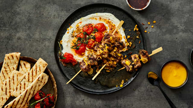 Svinesticks med grillede cherrytomater og sitrusyoghurt