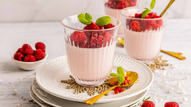 Bringebærgeléfromasj med friske bær