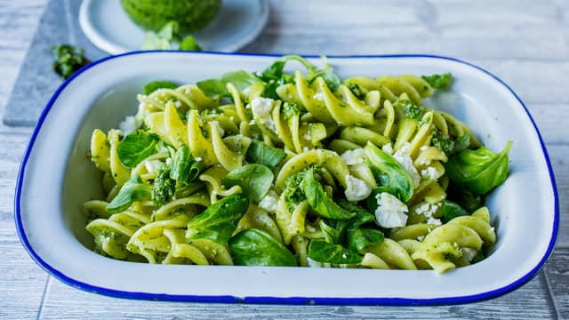 Bland sammen kokt pasta, basilikumpesto, feldsalat, smuldret fetaost og litt kvernet pepper.