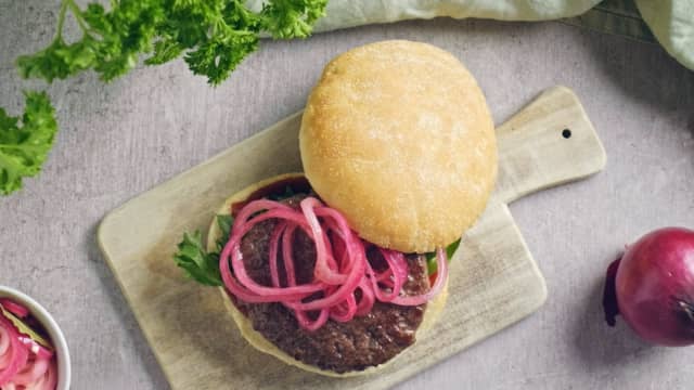 Syltet rødløk er godt tilbehør til hamburger!