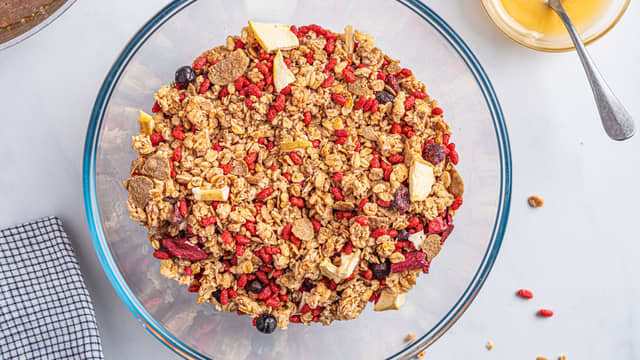 Ha granolaen i en bolle og vend inn honningblandingen. Bland godt så hvert eneste frø og korn har honning på seg.