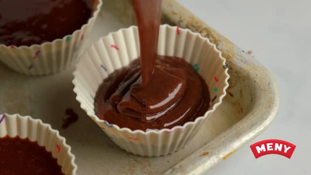 Ha fondantrøren i 6 godt smurte former. Du kan bruke porselensformer, eller muffinsformer i stål eller silikon.
Fyll formene 2/3 fulle.