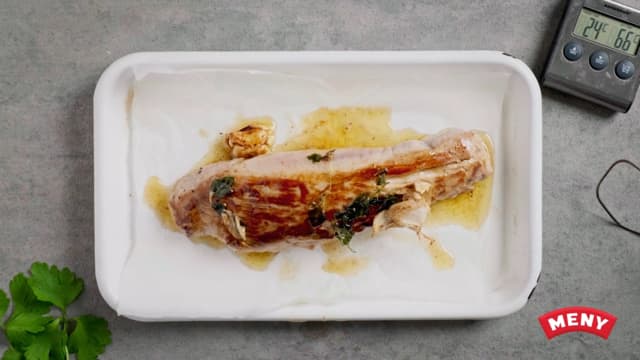 Ha svinefileten i en ildfast form - gjerne sammen med potetene. Sett midt i ovnen på 180 grader og la steke i ca 20 minutter til potetene er møre og kjøttet måler ca. 68 grader.