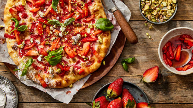 Dessertpizza med jordbær, mascarpone og balsamicoeddik