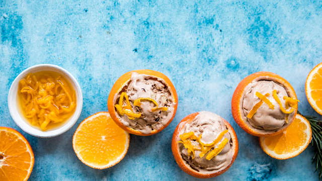 Lag kuler av sjokoladeisen som du legger i den uthulte klementinen. Topp med klementin.