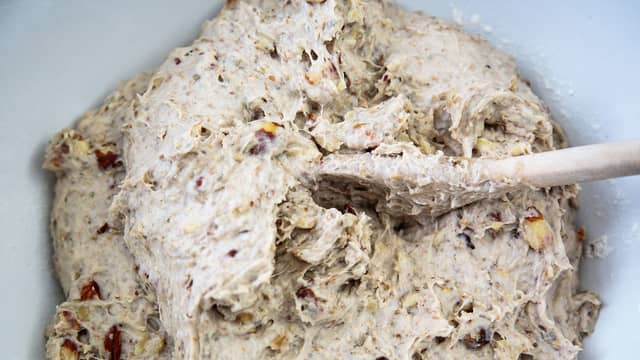 Tilsett vann, honning og olivenolje mens maskinen går med eltekrok. Det skal bli en klissete deig. La deigen kjøre 5-10 minutter på middels hastighet.