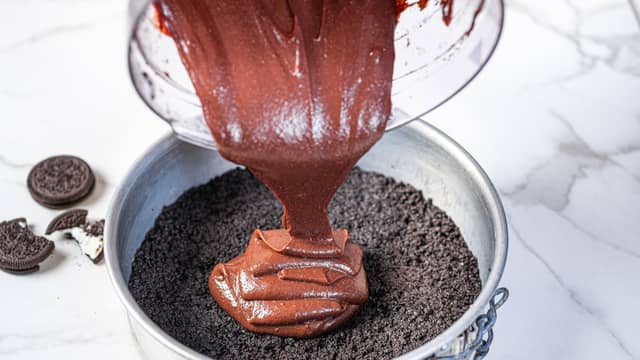 Hell så fyllet i bunnen. Bruk en slikkepott til å lage et fint bølgemønster på toppen, eller legg fyllet helt rett.