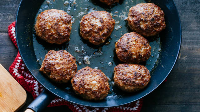 Stek kjøttbollene i olje til de er brune og fine.