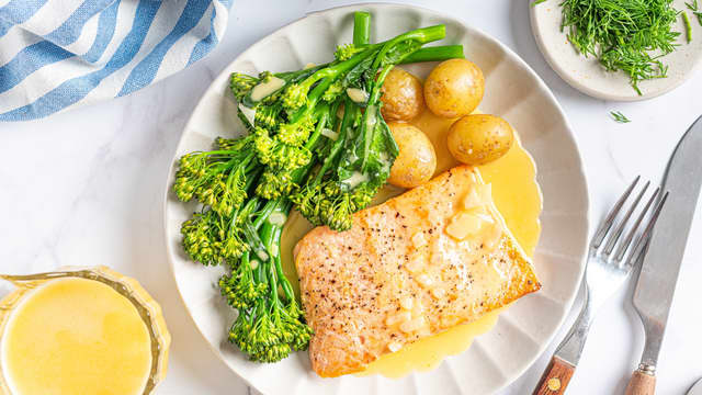 Når alt smøret er tilsatt og du har en fyldig smørsaus, kan du smake til med salt og pepper. Når du er fornøyd med smakene, er sausen klar til å serveres!