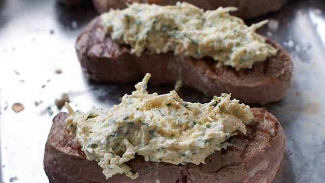 Kutt kjøttet i 4 like store biffer og krydre godt med salt og pepper. Brun biffene på begge sider i olje i en skikkelig varm panne.