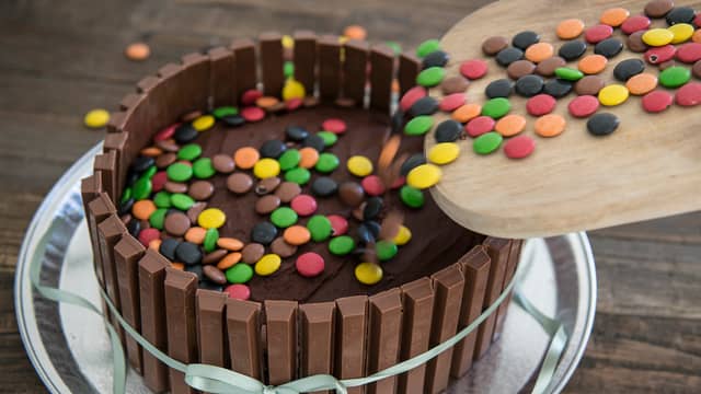 Hell masse non-stop over toppen av kaken til den er dekket.