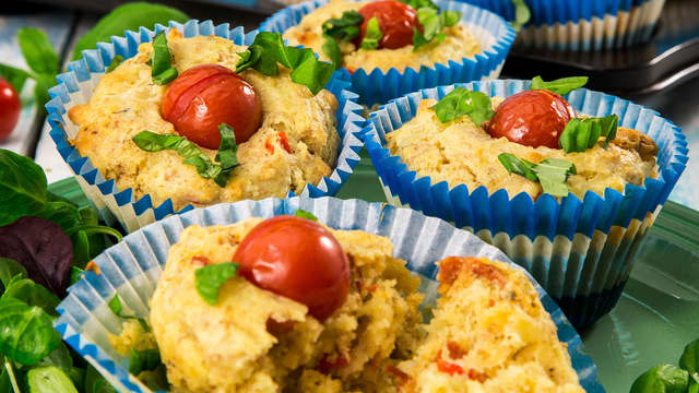 Pynt muffinsene med litt frisk finhakket basilikum.