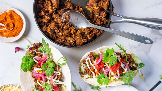 Bland inn soyasaus, tomatpuré, spisskummen, koriander, og chilipulver. Bland godt, og smak til med salt, pepper og eventuelt mer chili.