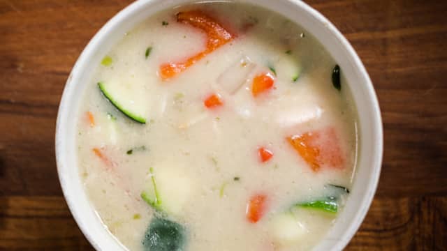 TORO Fiskesuppe med stekte grønnsaker og laks