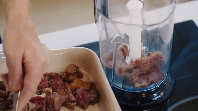 Ha kjøttet i en kjøkkenmaskin og la den kjøre mens du sper med varm kraft og fett til posteien har en fyldig og fin konsistens. Smak til med pepper, timian og revet sitronskall.