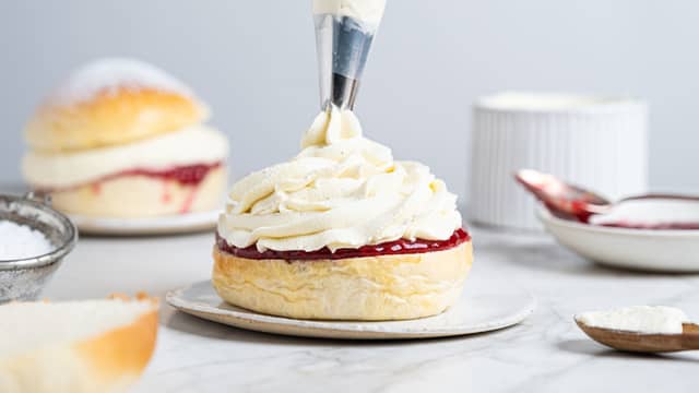 **Lag fyll:** Pisk krem av fløten, og bland i vaniljesukker og sukker.