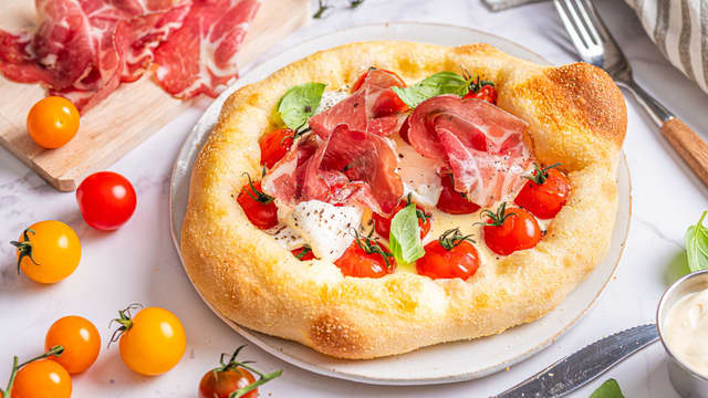 Topp den ferdigstekte pizzaen med coppaskinke og burratta eller mozzarella. Ringle over litt god olivenolje og dryss over flaksalt før servering.