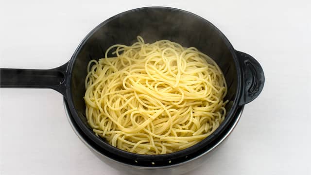 Kok pasta etter anvisning på pakken.