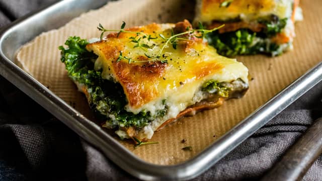 Topp med revet ost og gratiner på 200 grader i 15–20 minutter til lasagnen har fått en gyllen og fin farge.