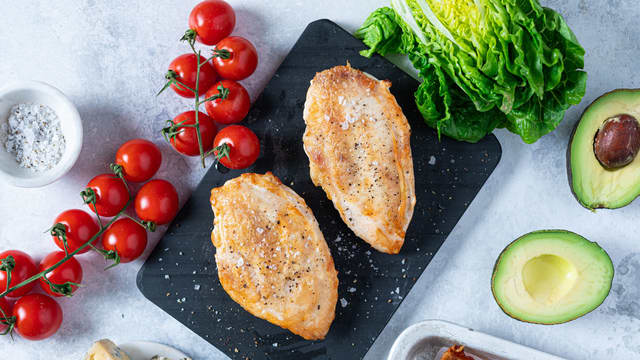 **Stek kyllingen:** Krydre kyllingfileten med salt og pepper. Brun kyllingen i rapsolje i en stekepanne. Stek den videre i ovnen på 180 grader til den kyllingen er gjennomstekt.