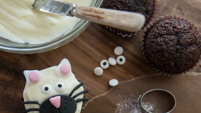 Bruk fondant til ører, nese, munn og følehorn.