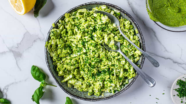 Dryss over litt finhakket gressløk til slutt, og server.