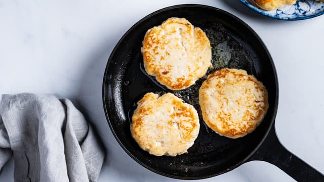 **Fiskekaker:** Stek fiskekakene i smør eller olje i en stekepanne i ca. 2 minutter på hver side til de er gjennomvarme. Skjær fiskekakene i fingertykke skiver.