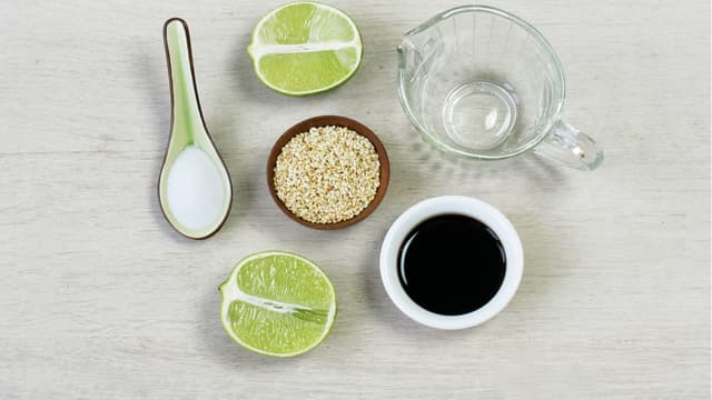 Rør sammen ingrediensene til dressingen.