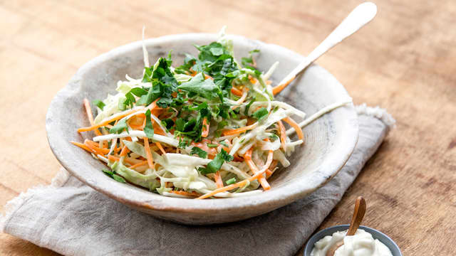 **Coleslaw:** Finsnitt kål og løk. Bland med aioli/majones og eddik. Smak til med salt og pepper.