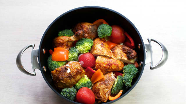 Kok opp og la småkoke i ca. 8 min, til grønnsakene er møre.