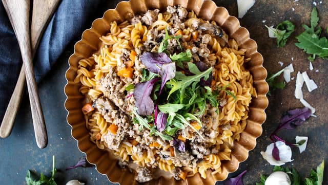 Linsepasta med kremet svinekjøttsaus og ruccula
