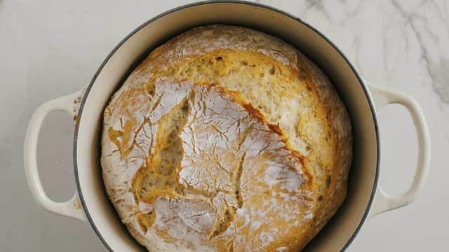 Senk ovnen til 200 grader, ta lokket av gryta og stek brødet videre i ca 15 minutter for en skikkelig sprø skorpe.