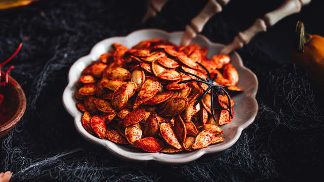 **Stek midt i ovnen i ca 20 minutter.** Rist litt på brettet underveis. De ristede gresskarkjernene er klare når de er lett gylne.