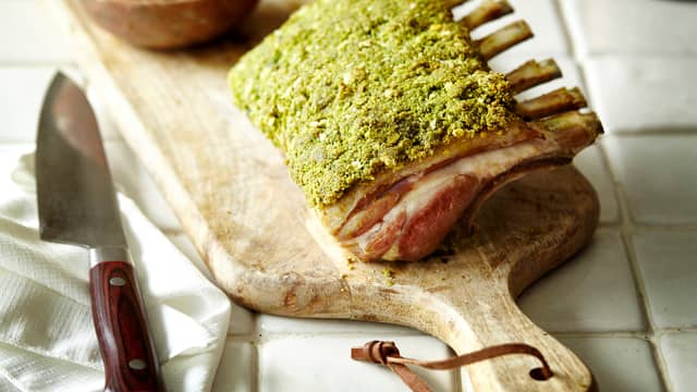 Ta ut carreen. Smør fettsiden med sennep og dypp den i urtepaneringen så den godt blir dekket.