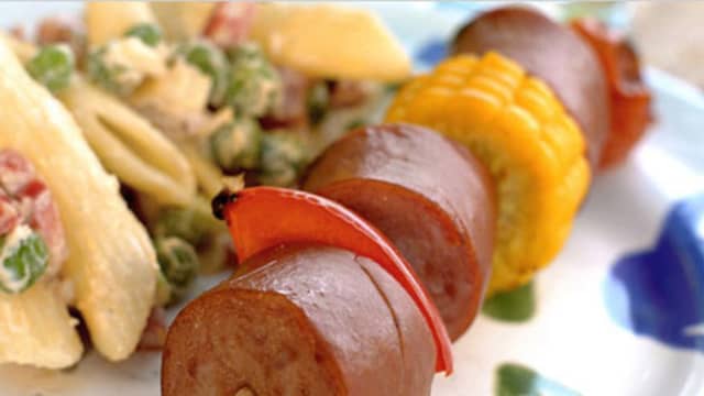 Pølsespyd med pastasalat